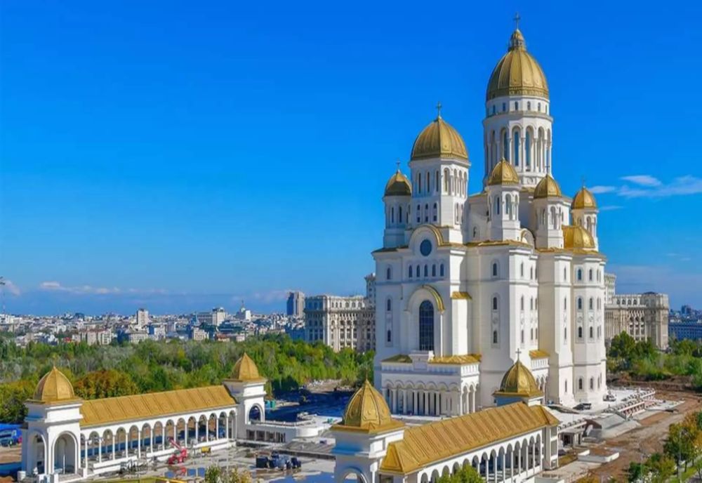 PESTE 290.000 DE PERSOANE AU VIZITAT CATEDRALA MÂNTUIRII NEAMULUI. ASTĂZI ESTE ULTIMA ZI ÎN CARE CREDINCIOȘII MAI POT SĂ TREACĂ PRIN ALTAR