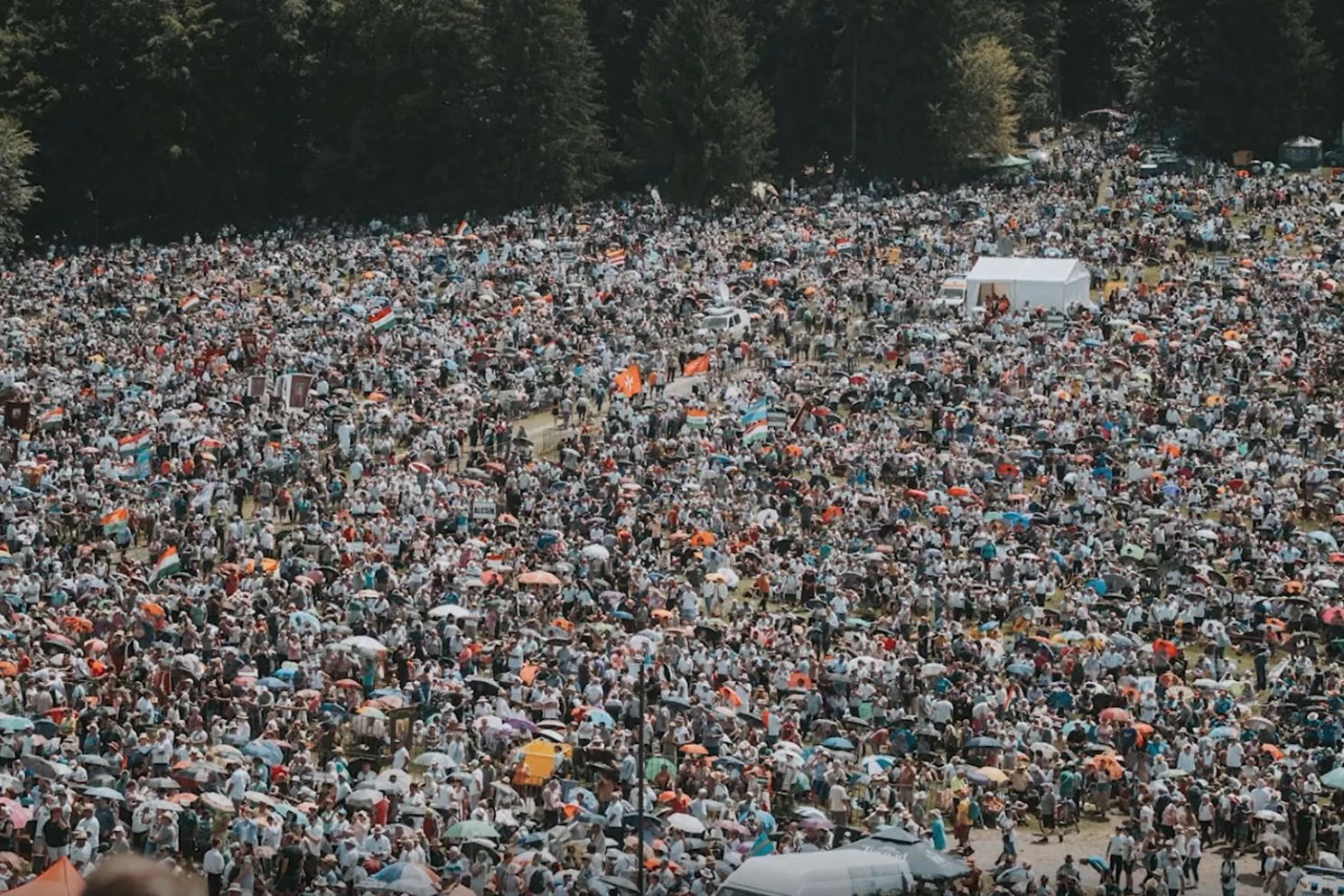 A început cel mai mare pelerinaj de Rusalii. Mii de credincioși se îndreaptă către Șumuleu Ciuc