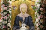 Sute de credincioși se închină sâmbătă la moaștele Sfintei Matrona. Oamenii cer ajutor pentru vindecare