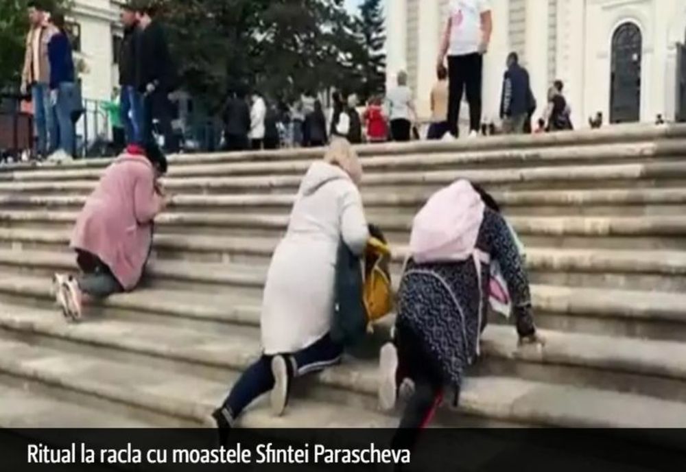 Cozi uriașe la racla cu moaștele Sfintei Parascheva - Este a treia zi de pelerinaj la Iași - VIDEO