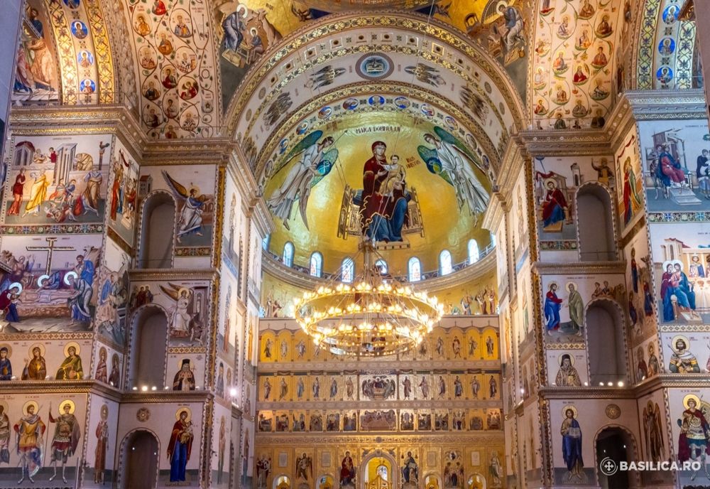 Peste 300.000 de pelerini au trecut prin Sfântul Altar al Catedralei Naționale