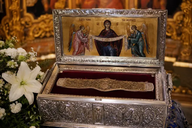 Sărbătoarea zilei 31 august: Punerea în raclă a Brâului Maicii Domnului. Cruce neagră în calendar