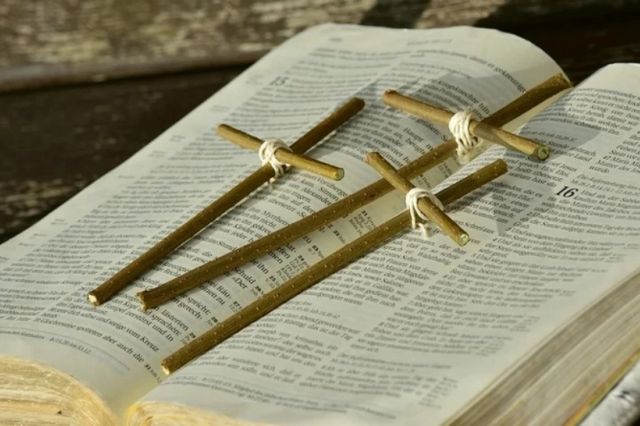 Motivul pentru care nu se îngenunchează în Biserică din noaptea de Paște și până la Rusalii